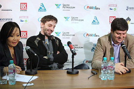 Grischuk, Svidler y la traductora Bambusha Nominkhanova