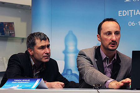 Ivanchuk y Topalov analizando su &uacute;ltima partida