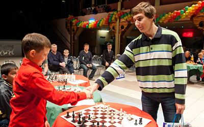 Karjakin dando simult&aacute;neas 2011