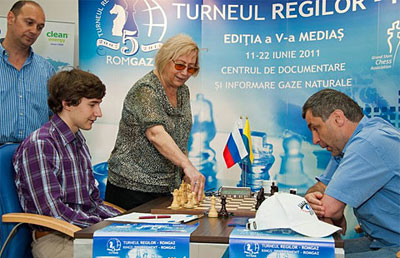Polihroniade reliza la jugada inicial en Karjakin vs Ivanchuk &copy; Ionut Anisca