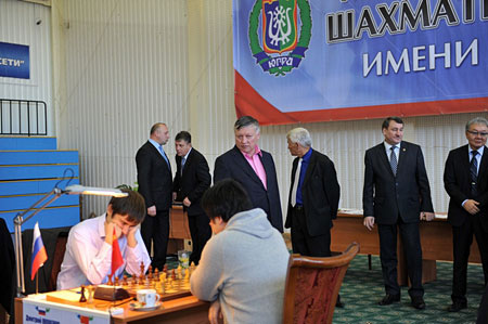 Karpov en Poikovsky mirando una partida de Jakovenko 