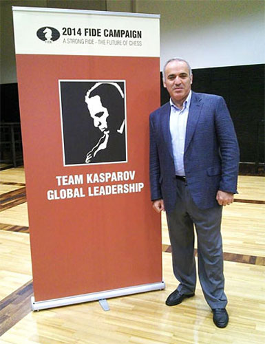Kasparov junto al logo de su campaña