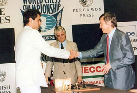 Kasparov y Karpov en el match de Londres 1986 Lothar schmid es el árbitro