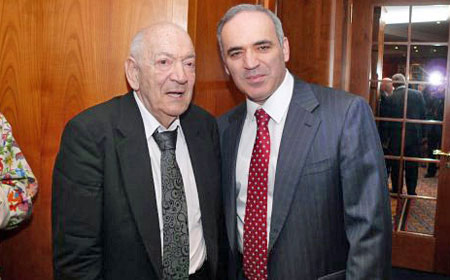 Korchnoi con Kasparov en Zurich, julio de 2011 cumplea&ntilde;os 80 de Korchnoi