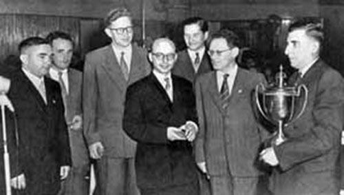 Kotov, Geller, Smyslov, Bronstein, Keres, Botvinnik y Bondarevsky, capitán de la URSS, en Ámsterdam 1954