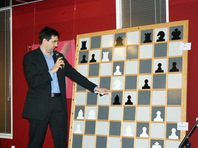 Kramnik comentando su victoria sobre Giri 