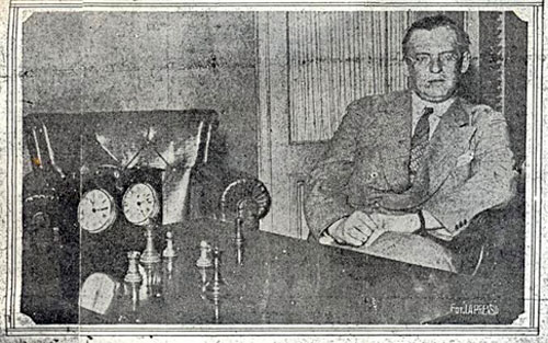 La Prensa 30 de noviembre de 1927 Alekhine junto al tablero y la posición de la última partida.