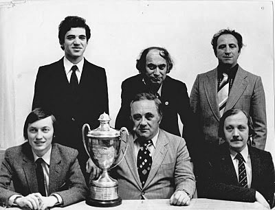 http://www.tabladeflandes.com/zenon2006/fotos/La-URSS-en-Malta-1980-Karpov,-Geller-y-Balashov,-parados-Kasparov,-Tal-y-Polugaevsky--Foto-APN.jpg