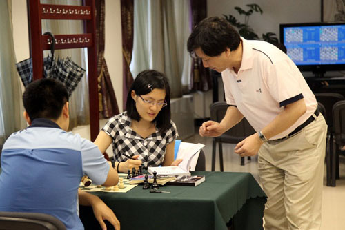 La vistiante Hou Yifan firmando autógrafos