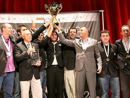 Los campeones con su capit&aacute;n Tukmakov 