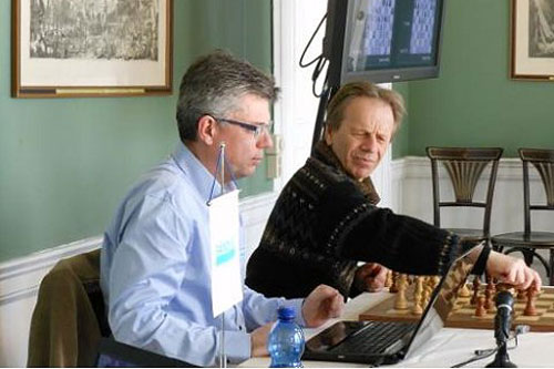 Los comentaristas Stefan Brynell con un portátil y Ulf Andersson con un tablero