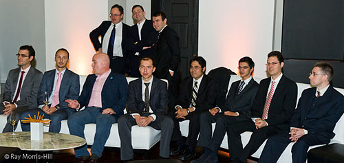 Los participantes y el organizador Andrew Paulson, 3&ordm; por la izquierda