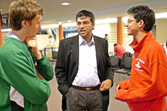 Luke McShane, Vishy Anand y Anish Giri charlando en una ronda de la Bundesliga 2012