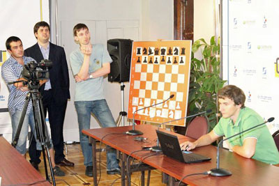 Mark Glukhovsky, Svidler y Grischuk escuchan a Karjakin.