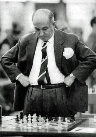 Miguel Najdorf en una pose caracter&iacute;stica