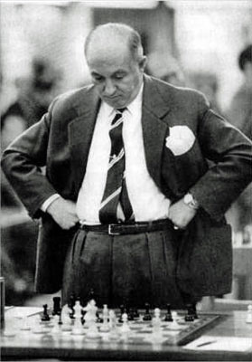 Miguel Najdorf en una pose caracter&iacute;stica