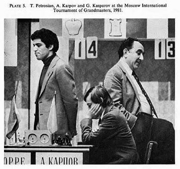 Mosc&uacute; 1981 Kasparov y Petrosian de pie, Karpov sentado
