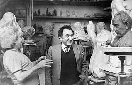 Nikoghaios Nikoghosian y su busto hecho por Nikoghaios Nikoghosian
