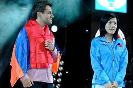 Oros individuales en el primer tablero Aronian y Hou Yifan 
