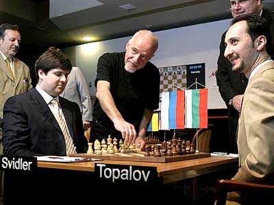 El escritor Paolo Coelho, hace la jugada incial del torneo