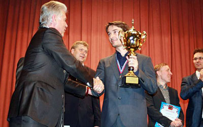 Pavel Ipatov, Gobernador de la regi&oacute;n de Saratov entrega el trofeo a Morozevich