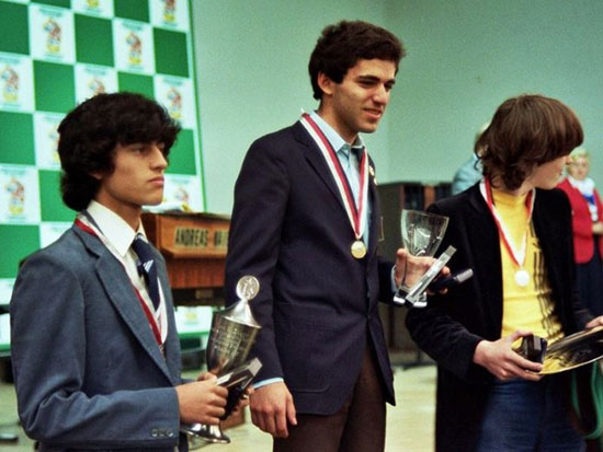 Podio en Mundial Juvenil Dotmund 1990, bronce Morovic, oro Kasparov y plata Short