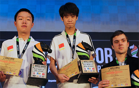 Podio masculino Wei Yiplata, Lu Shanglei oro y Vladimir Fedoseev bronce 