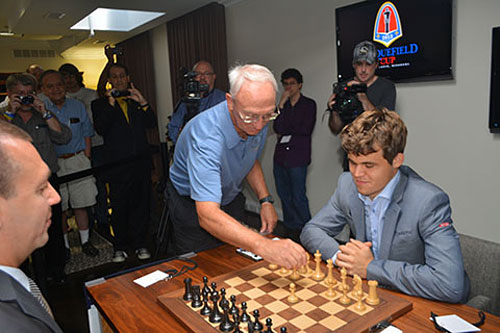 R 1 El patrocinador Rex Sinquefield hace la movida inaugural en Carlsen - Kamsky 