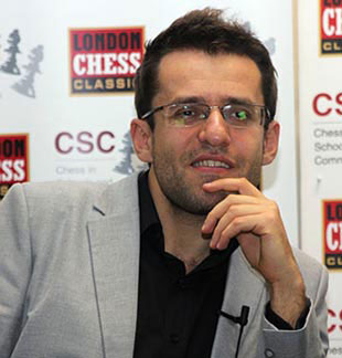 R 2 Aronian presente en la conferencia de prensa a&uacute;n tras su segunda derrota 