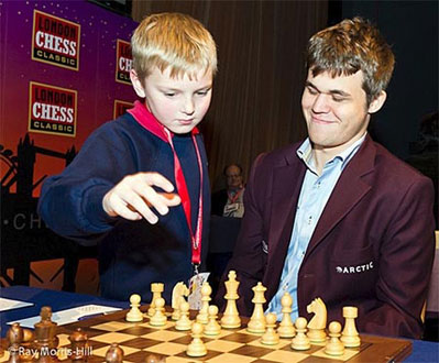R 4 El ni&ntilde;o comenz&oacute; con 1.d4 pero Carlsen jug&oacute; 1.e4 