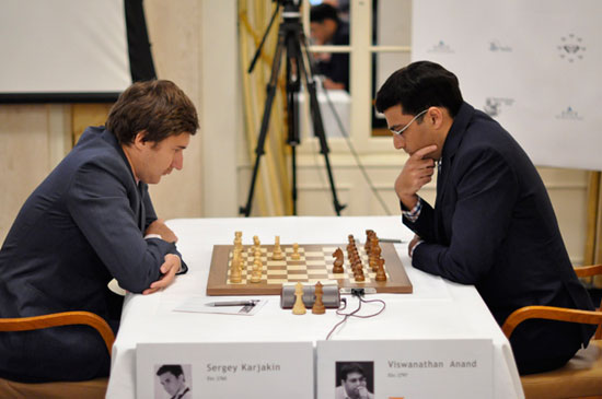 R 5 Anand empata con Karjakin y vence en el torneo principal