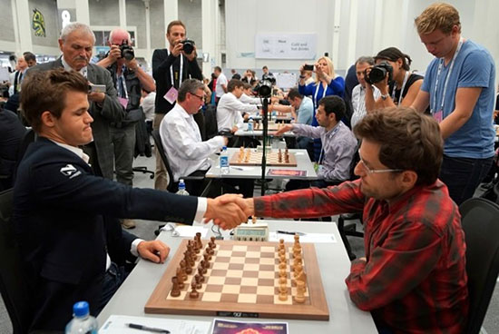 R 5 Saludo inicial sin contacto visual entre el campeón mundial Carlsen y el Nº 2 Aronian