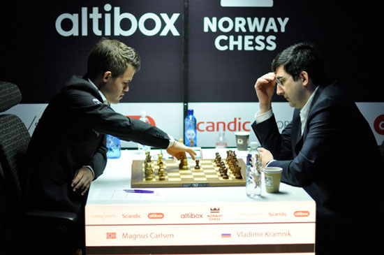 R 7 Carlsen gana con facilidad a Kramnik y saca 1 punto de ventaja