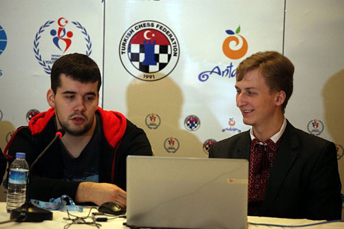 R 8 Npomniachtchi comenta su victoria ante Kryvoruchko. en la conferencia de prensa