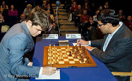R 9 Carlsen y Anand ante el tablero