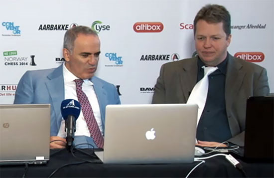 R1 Kasparov comentando las partidas con Short 