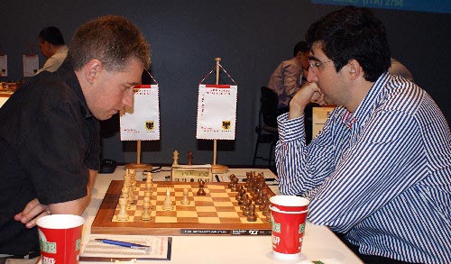 R9 Adams fuerza las tablas ante Kramnik y se asegura el primer lugar.  Dortmund 2013 