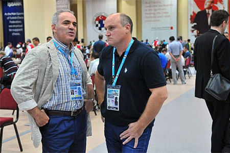 Ronda 6 Kasparov conversando con el capit&aacute;n ruso y su ex entrenador Yuri Dokhoian 