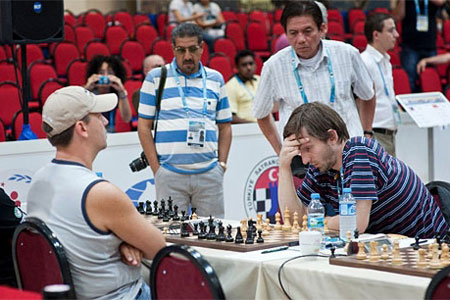 Ronda 9 Grischuk cae ante Kamsky, parado a la derecha Eugene Torre 