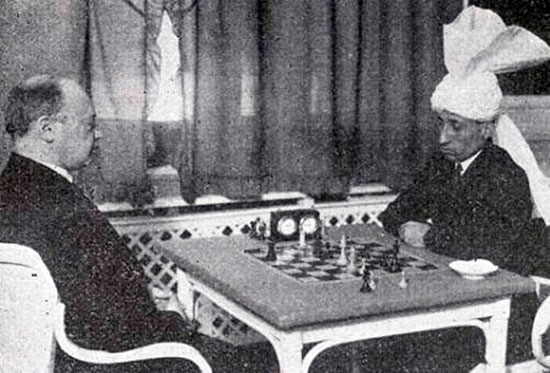 Savielly Tartakower y Sultan Khan con su turbante, match de Semmering 1931
