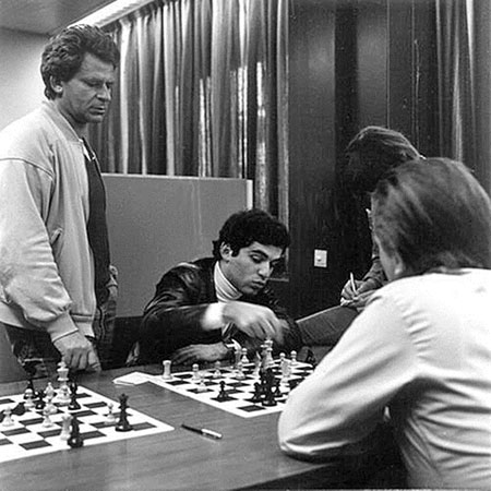 Spassky analizando con Kasparov y Larsen en Tilburg 1981