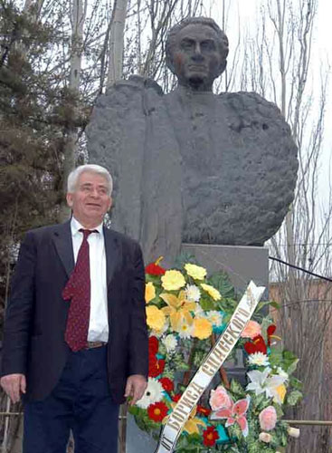 Spassky ante una de las estatuas de Petrosian en Ereván en 2004