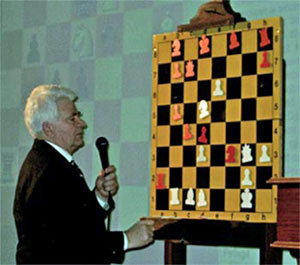 Spassky en 1996 comentando su partida con Reshko 