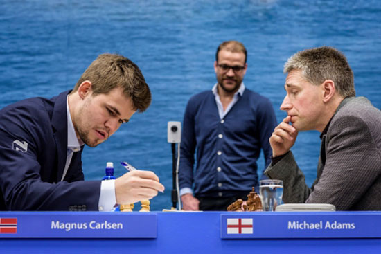 R 9 Carlsen vence a Adams y aumenta su ventaja