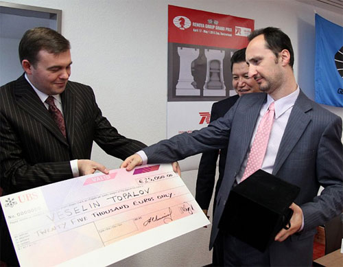 Topalov mirando su cheque donde curiosamente dice SOLO veinticinco mil euros. Zug 2013