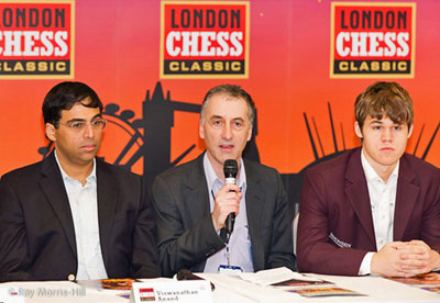 Viswanathan Anand, Malcolm Pein (organizador) y Magnus Carlsen