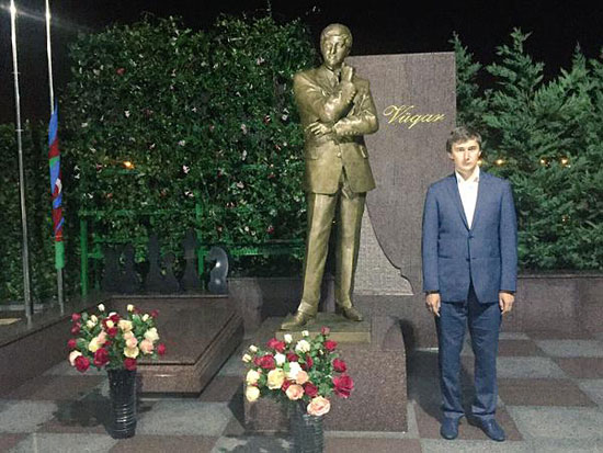 El vencedor Karjakin rinde tributo a su amigo Vugar Gashimov antes de partir
