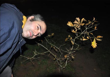 Pablo Pérez Fungueiro ayuda a plantar un carballo que no se podará