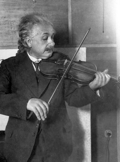 Albert Einstein tocando el violín. 1921