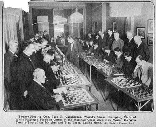 Capablanca en una exhibición de simultáneas 1925 en el Marshall Chess Club 